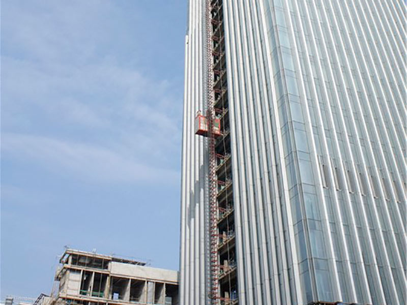  金融廣場項目330米施工升降機